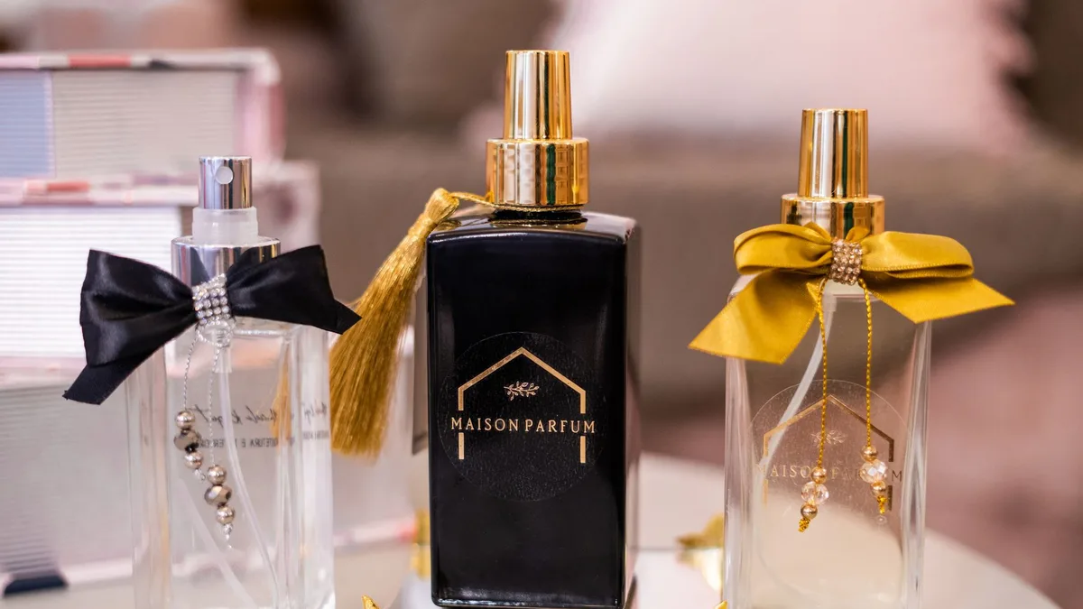 Zdjęcie ilustracyjne do tematu: Black Opium perfumy – porównanie wersji, nut i intensywności
