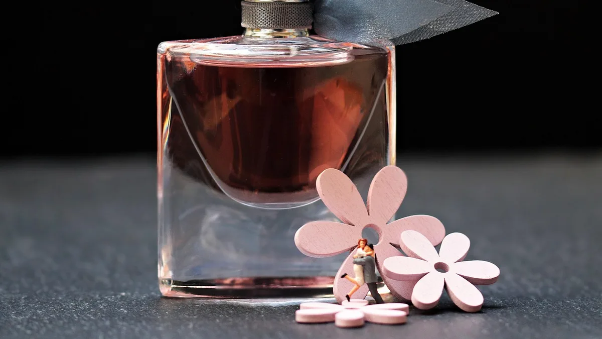 perfume, flacon, glass bottle, bottle, still life, perfume bottle, fragrance, fragrant, pink, blossoms, wood blossoms, wood pink blossoms, few, lovers, pair, love, give away, gift, perfume, perfume, perfume, perfume, perfume